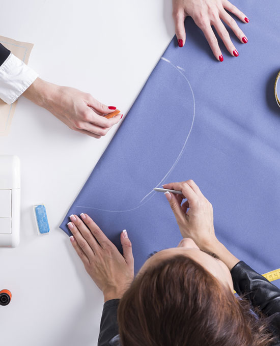 Draw-lines-on-the-fabric-with-tailor's-chalk